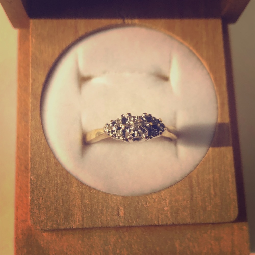 Vintage gold ring with diamonds